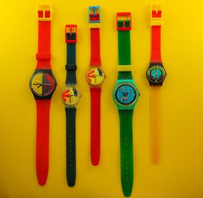 null SWATCH, lot de 5 montres comprenant les modèles suivants :

-Waipitu (Grand...