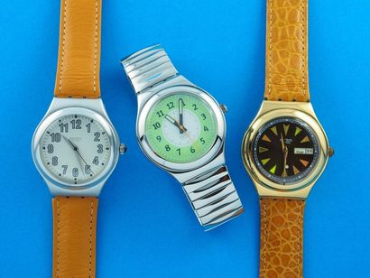 null SWATCH, lot de 3 montres comprenant les modèles suivants :

-Night fligt référence...