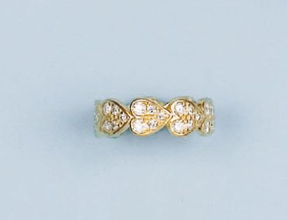 null Anneau en or jaune orné de motifs 'Coeur' sertis de diamants. P. 4,3g.