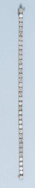 null Bracelet ligne en or gris 14k orné de 37 diamants taillés en brillant. Poids...