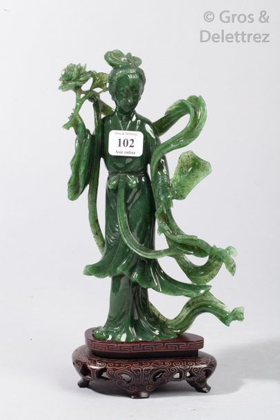 null Sujet en pierre dure de couleur verte représentant une déesse du Printemps

Socle...