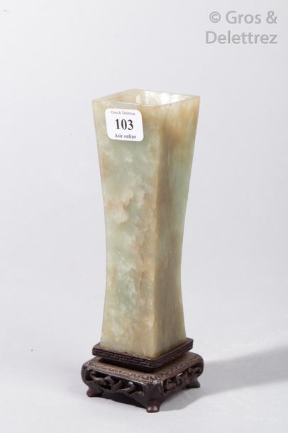 null Vase en pierre dure de couleur verte laiteux de section carrée de forme cornet....