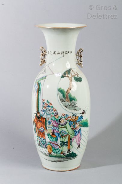 null Vase balustre en porcelaine à décor polychrome sur fond céladon, d'une scène...