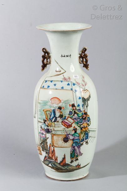 null Vase balustre en porcelaine à décor polychrome sur fond céladon, d'une scène...