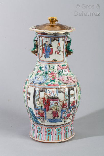null Vase balustre couvert en porcelaine à décor polychrome sur fond céladon.Deux...