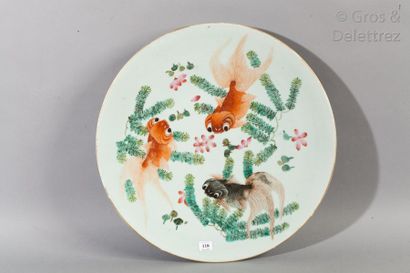 null Assiette en porcelaine à décor polychrome sur fond céladon de poissons.Chine,...