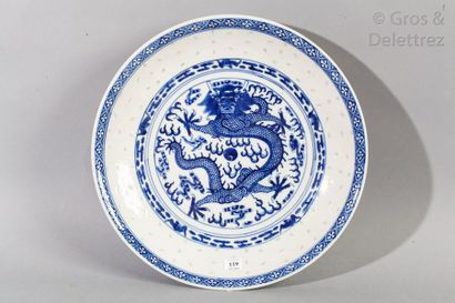 null Assiette en porcelaine à décor en bleu sur fond céladon d'un dragon entouré...