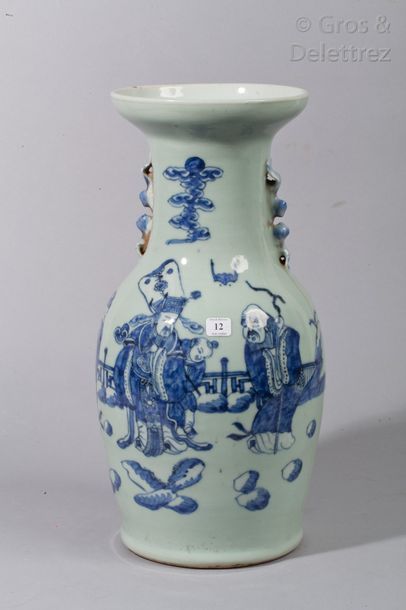 null Vase balustre en porcelaine à décor en bleu sur fond céladon, 

d'une assemblée...
