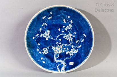 null Assiette en porcelaine à décor en bleu sur fond céladon, de branches de pruniers.Chine,...