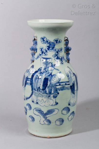 Vase balustre en porcelaine à décor en bleu...