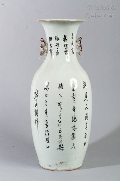 null Vase balustre en porcelaine à décor de calligraphies sur la panse et le col.Deux...