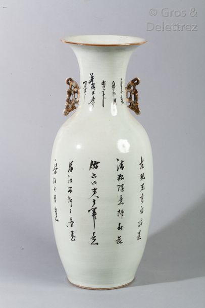null Vase balustre en porcelaine à décor de calligraphies sur la panse et le col.Deux...