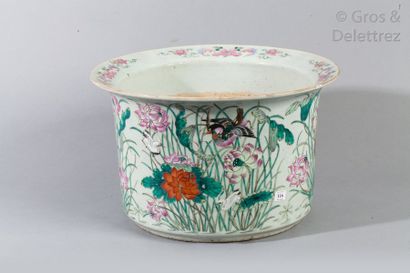 null Cache-pot en porcelaine à décor polychrome sur fond céladon, d'échassiers dans...