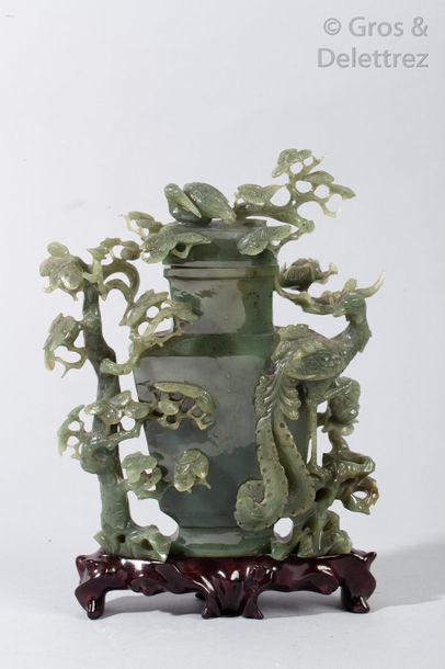 null Vase couvert en pierre dure à décor détaché de branchages.Socle en bois. Chine,...