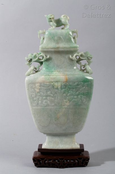 null Vase couvert en pierre dure style archaïque à décor de motifs géométriques....