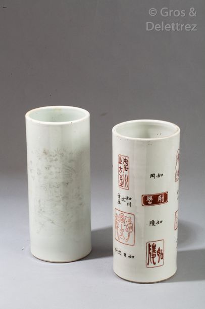 null Paire de vases rouleaux en porcelaine à décor de cartouches de calligraphie.Chine,...
