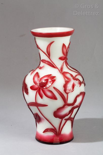 null Vase balustre en opaline multicouche à décor de branchages rouges en relief...