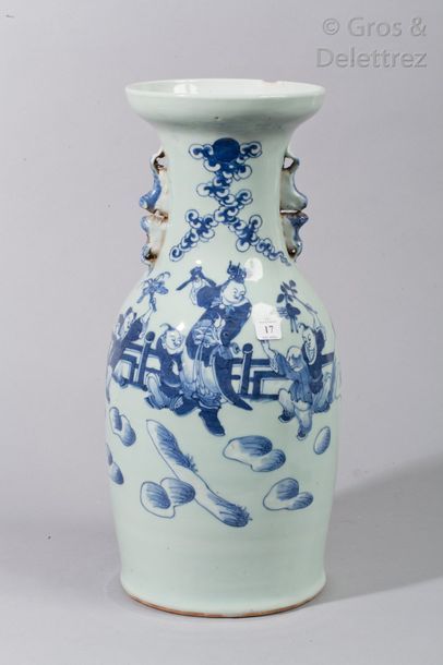 null Vase balustre en porcelaine à décor en bleu sur fond céladon, 

d'un groupe...