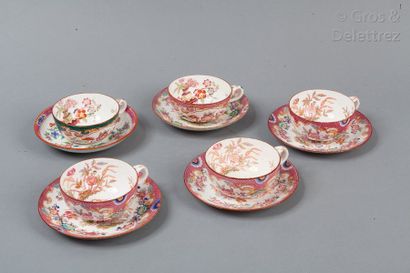 null Lot de 5 tasses et leur soucoupe en porcelaine à décor polychrome dans le gout...