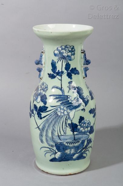 null Vase balustre en porcelaine à décor en bleu sur fond céladon, d'une scène d'offrande....