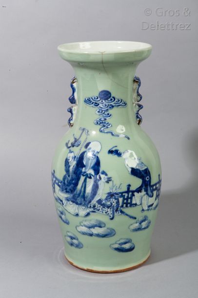 null Vase balustre en porcelaine à décor en bleu sur fond céladon, d'une scène d'offrande....