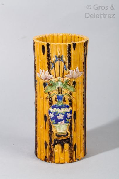 null Porte pinceaux en faïence simulant des bambous, à décor d'un vase contenant...