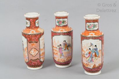 null Lot de trois vases en porcelaine à décor polychrome, de scènes d'offrandes dans...