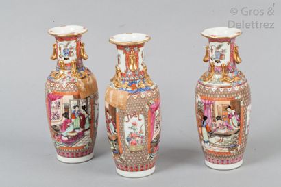 null Lot comprenant trois vases balustres en porcelaine à décor polychrome, anses...