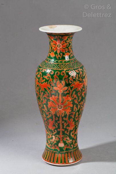null Vase balustre en porcelaine de la famille verte à motifs floraux stylisés.Haut....