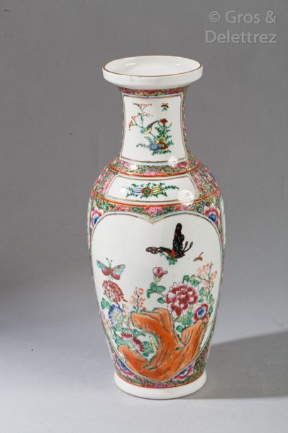 null Vase balustre en porcelaine à décor polychrome de papillons dans un médaillon...