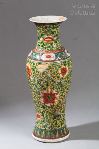 null Vase balustre en porcelaine à décor polychrome de fleurs de pruniers, branchages...