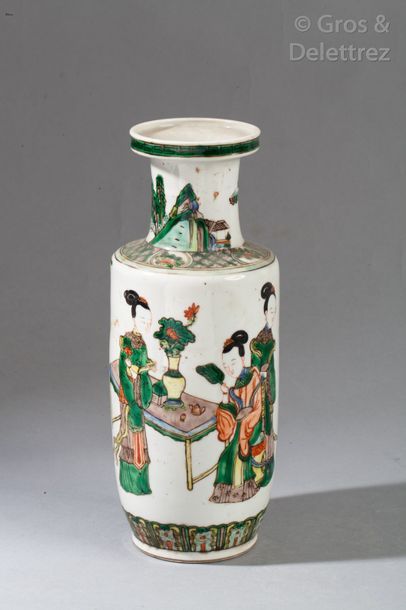 null Vase en porcelaine à décor polychrome, d'une scène d'offrande et de motifs géométriques...