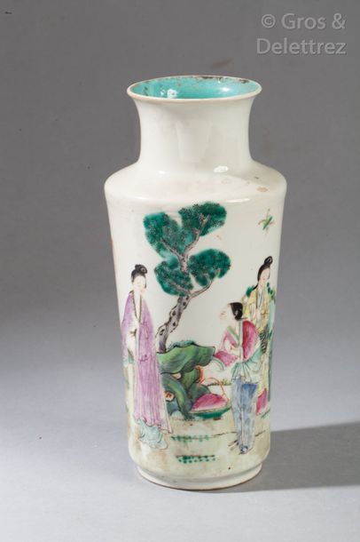 null Vase balustre en porcelaine à décor polychrome, d'une scène d'offrandeHaut....