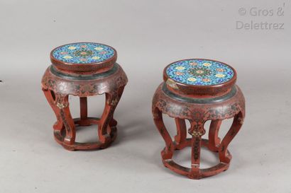 null Tabouret en bois laqué rouge avec assise en bois laqué polychrome. Pouvant former...