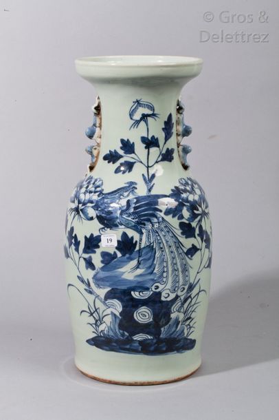 null Vase balustre en porcelaine à décor en bleu sur fond céladon, 

d'un échassier...