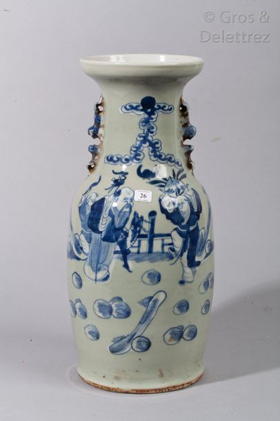 null Vase balustre en porcelaine à décor en bleu sur fond céladon, 

d'un personnage...