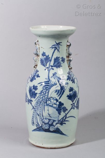 Vase balustre en porcelaine à décor en bleu...