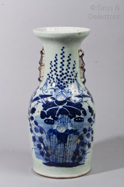 null Vase balustre en porcelaine à décor en bleu sur fond céladon, 

d'un composition...