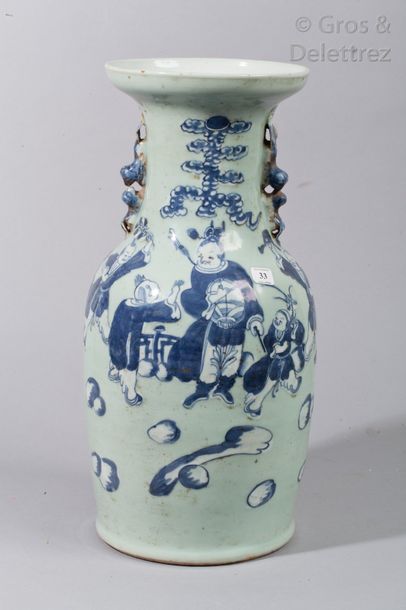 null Vase balustre en porcelaine à décor en bleu sur fond céladon, 

de personnages...