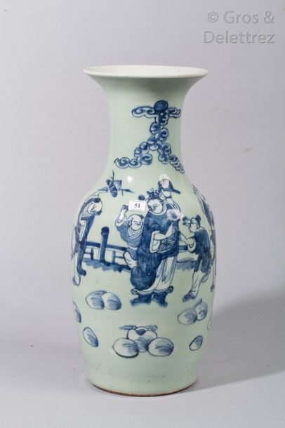 null Vase balustre en porcelaine à décor en bleu sur fond céladon, 

d'une procession.Chine,...