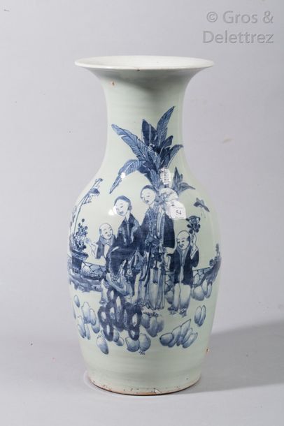 null Vase balustre en porcelaine à décor en bleu sur fond céladon, 

Le col rehaussé...