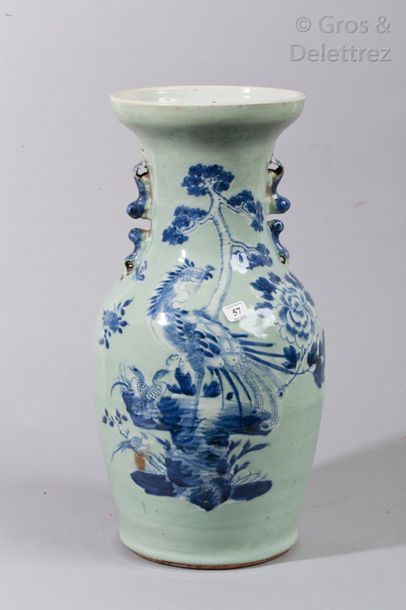 null Vase balustre en porcelaine à décor en bleu sur fond céladon, 

d'un échassier...