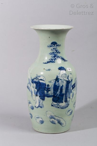 null Vase balustre en porcelaine à décor en bleu sur fond céladon, 

Chine, début...