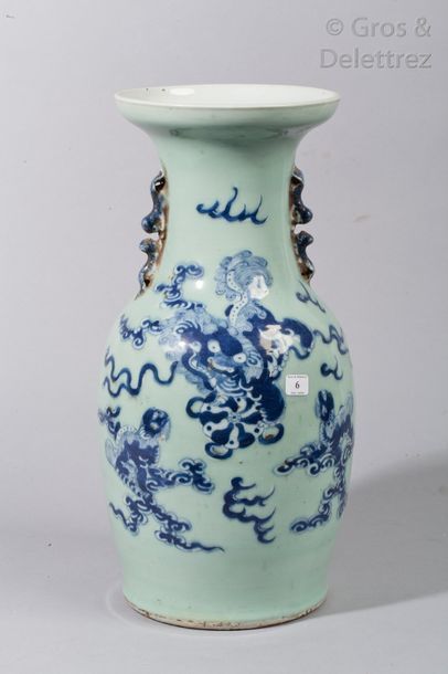 null Vase balustre en porcelaine à décor en bleu sur fond céladon, 

d'un dragon...