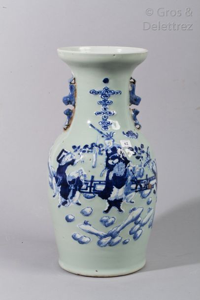 null Vase balustre en porcelaine à décor en bleu sur fond céladon, 

d'une scène...