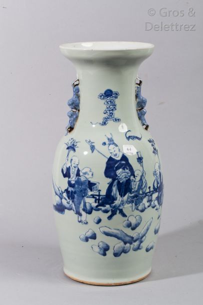 null Vase balustre en porcelaine à décor en bleu sur fond céladon, 

d'une scène...
