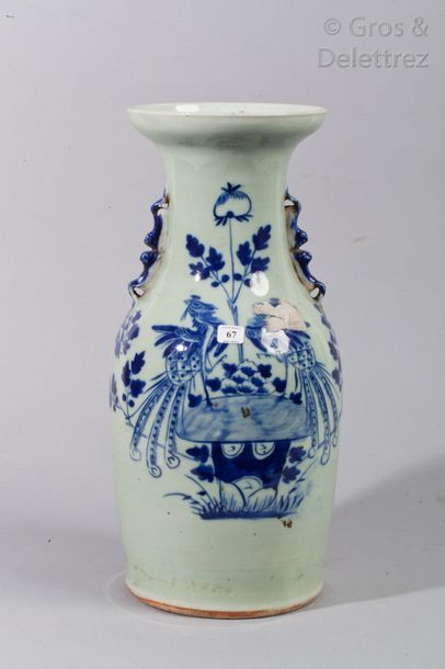 null Vase balustre en porcelaine à décor en bleu sur fond céladon, 

de deux échassiers...