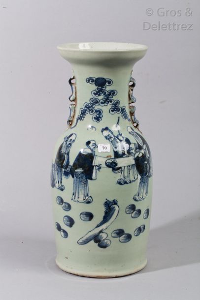 null Vase balustre en porcelaine à décor en bleu sur fond céladon, 

de dignitaires...
