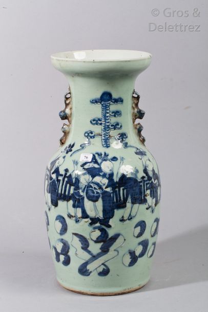 null Vase balustre en porcelaine à décor en bleu sur fond céladon, 

d'une procession.Le...