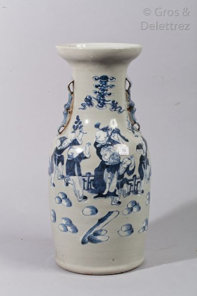 null Vase balustre en porcelaine à décor en bleu sur fond céladon, 

d'une processionLe...